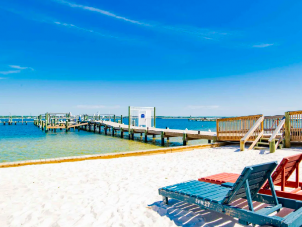 Beautiful 4 Bedroom Townhouse with Shared pool , steps from beach & pet friendly