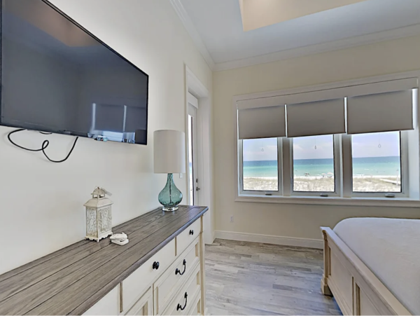 Luxury 5 bedroom Home Directly on the beach