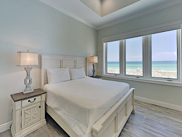 Luxury 5 bedroom Home Directly on the beach