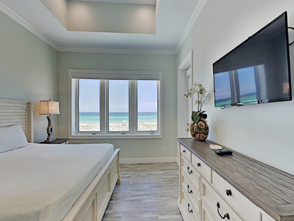 Luxury 5 bedroom Home Directly on the beach