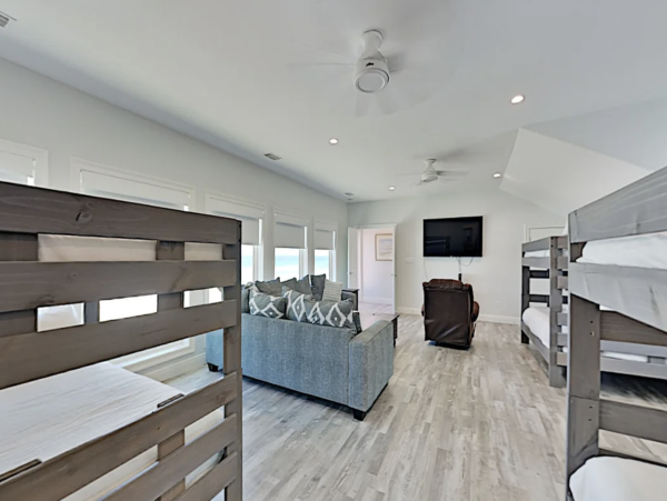 Luxury 5 bedroom Home Directly on the beach