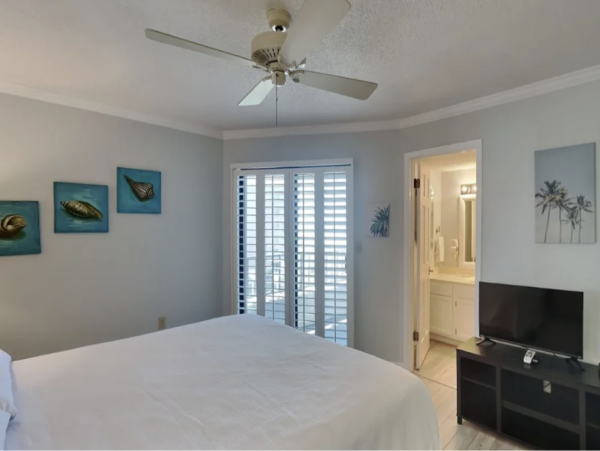 NEW ARRIVAL! Three Bedroom Beachfront  Sleeps Ten Great Pricing