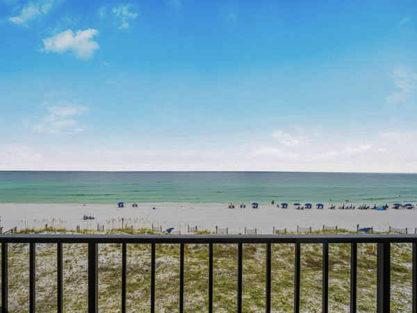 NEW ARRIVAL! Three Bedroom Beachfront  Sleeps Ten Great Pricing