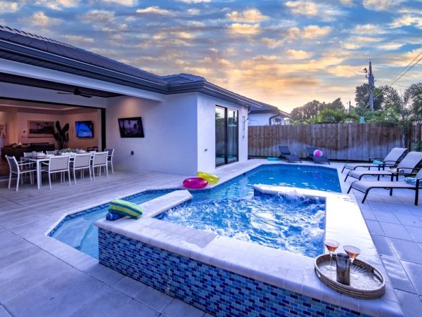 Luxury Five Bedroom Home with Pool & Spa in Naples