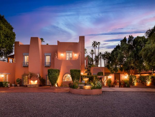 Beautiful Gem in Phoenix with 11 Bedrooms & Private Pool