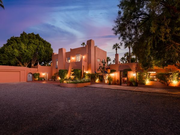 Beautiful Gem in Phoenix with 11 Bedrooms & Private Pool