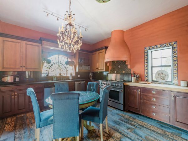 Beautiful Gem in Phoenix with 11 Bedrooms & Private Pool