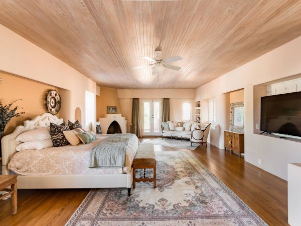 Beautiful Gem in Phoenix with 11 Bedrooms & Private Pool