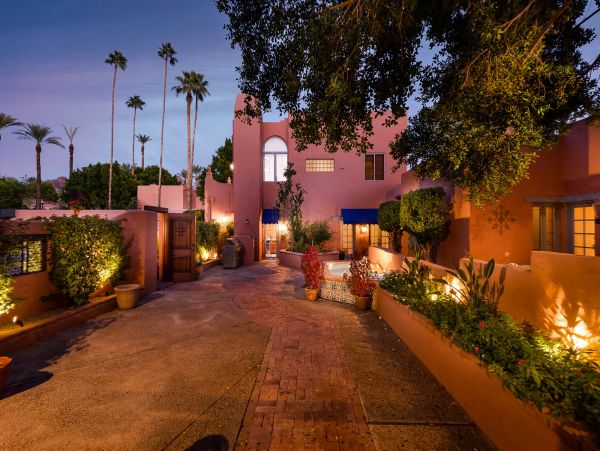 Beautiful Gem in Phoenix with 11 Bedrooms & Private Pool