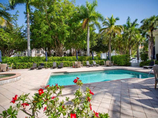 Charming 1 Bedroom Condo in the Heart of Naples Walk to Beach