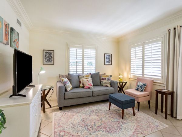 Charming 1 Bedroom Condo in the Heart of Naples Walk to Beach
