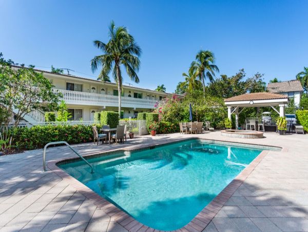 Charming 1 Bedroom Condo in the Heart of Naples Walk to Beach