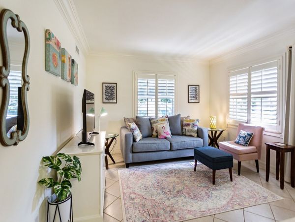 Charming 1 Bedroom Condo in the Heart of Naples Walk to Beach