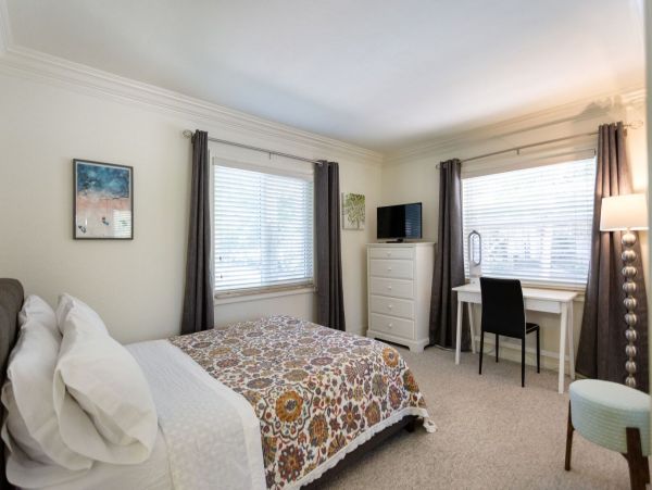 Charming 1 Bedroom Condo in the Heart of Naples Walk to Beach