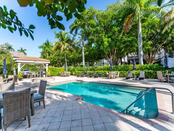 Charming 1 Bedroom Condo in the Heart of Naples Walk to Beach