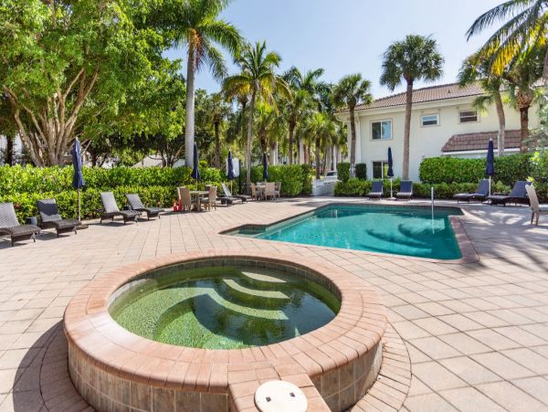 Charming 1 Bedroom Condo in the Heart of Naples Walk to Beach