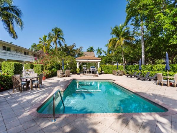 Charming 1 Bedroom Condo in the Heart of Naples Walk to Beach