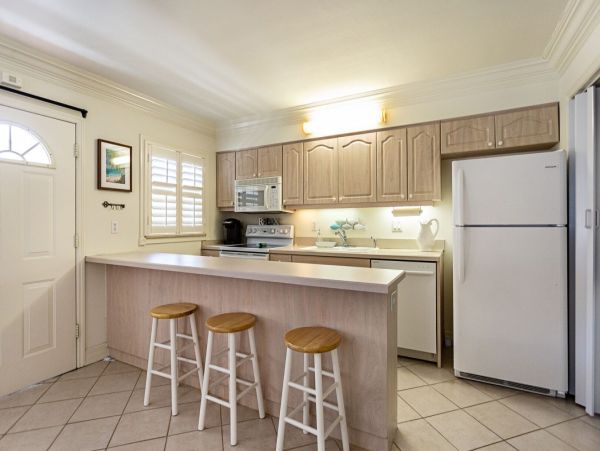 Charming 1 Bedroom Condo in the Heart of Naples Walk to Beach