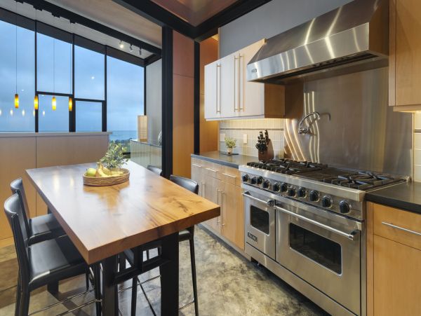 Contemporary Estate with Great Views & Amenities