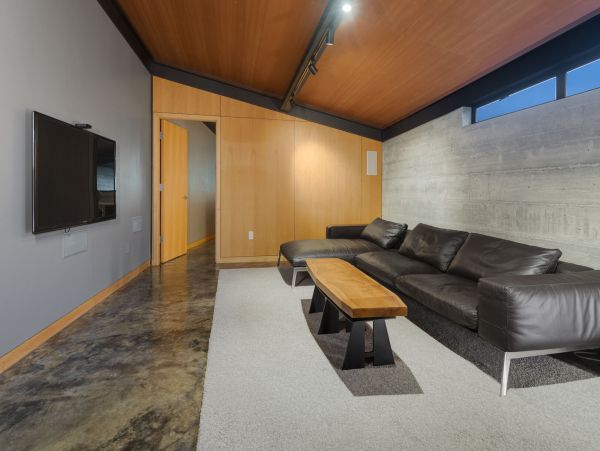 Contemporary Estate with Great Views & Amenities