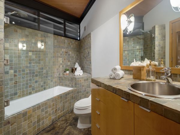 Contemporary Estate with Great Views & Amenities