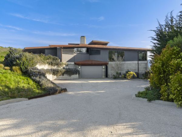 Contemporary Estate with Great Views & Amenities