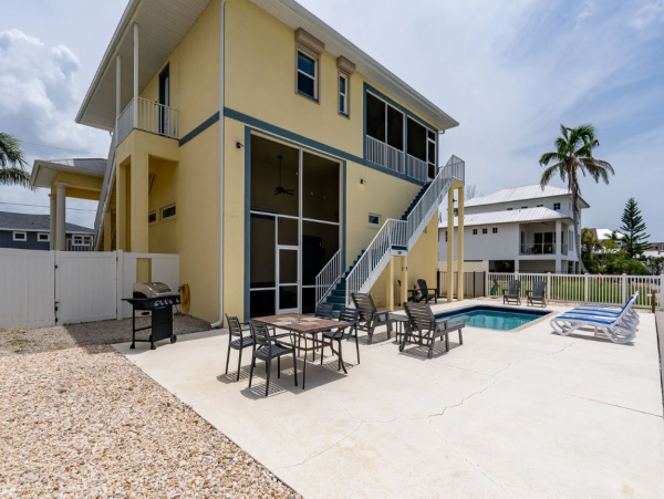 Pool Beach House in Fort Myers with 3 Bedrooms