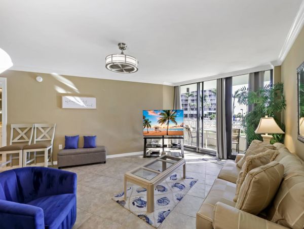Lovely 2 Bedroom Vacation Condo with Great Amenities