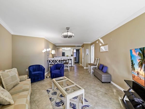 Lovely 2 Bedroom Vacation Condo with Great Amenities