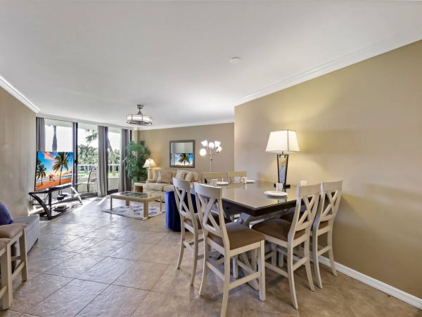 Lovely 2 Bedroom Vacation Condo with Great Amenities