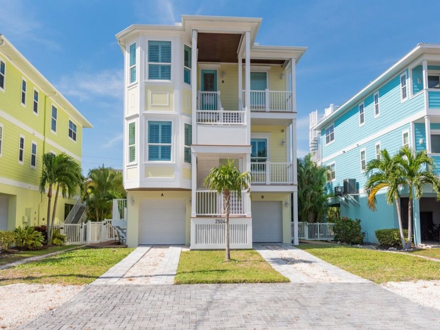 Short walk to Beach Home with 3 Bedroom in Anna Maria Island