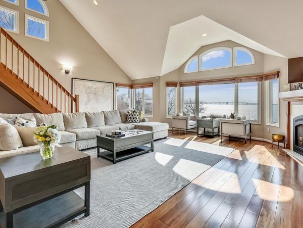 Posh Seven Bedroom Bay Front Vacation Rental in Maryland