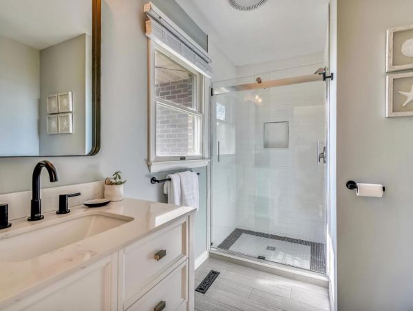 Posh Seven Bedroom Bay Front Vacation Rental in Maryland