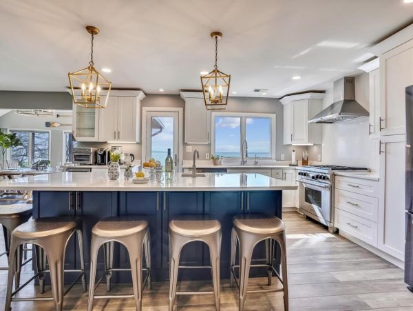 Posh Seven Bedroom Bay Front Vacation Rental in Maryland