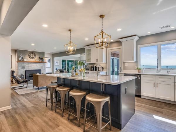 Posh Seven Bedroom Bay Front Vacation Rental in Maryland