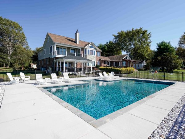 Posh Seven Bedroom Bay Front Vacation Rental in Maryland
