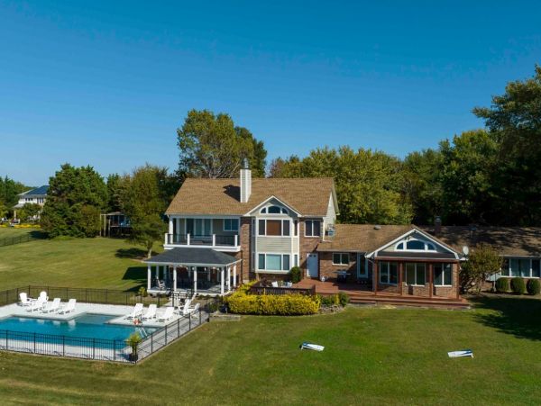 Posh Seven Bedroom Bay Front Vacation Rental in Maryland