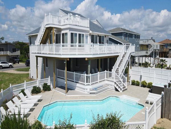 Coastal Relaxation with 6 Bedrooms & Great Amenities