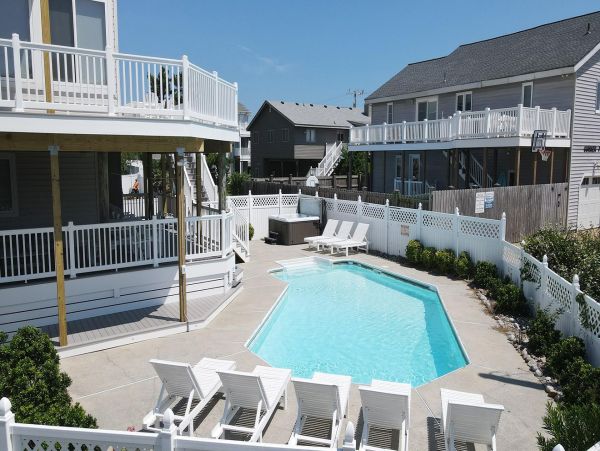 Coastal Relaxation with 6 Bedrooms & Great Amenities