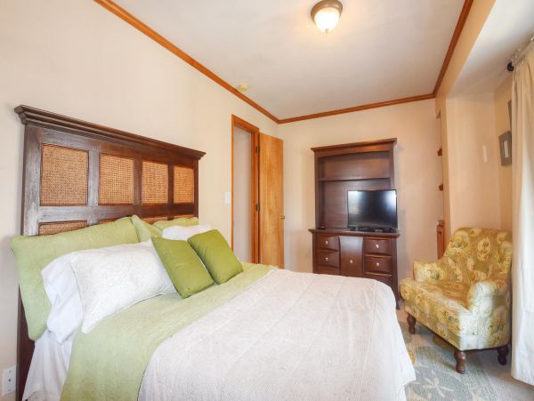 Coastal Relaxation with 6 Bedrooms & Great Amenities