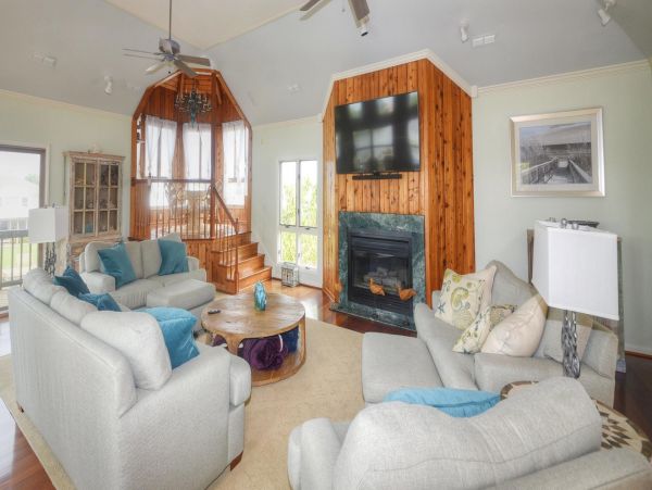 Canal View Vacation Home with 6 Bedrooms & Pool