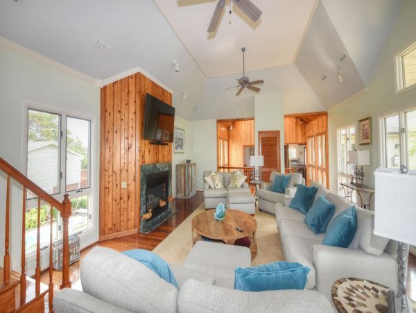 Canal View Vacation Home with 6 Bedrooms & Pool