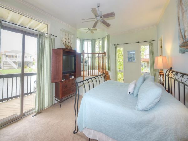 Canal View Vacation Home with 6 Bedrooms & Pool