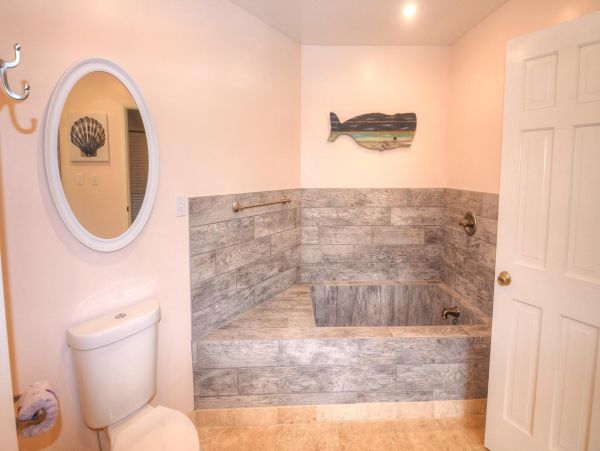 Canal View Vacation Home with 6 Bedrooms & Pool