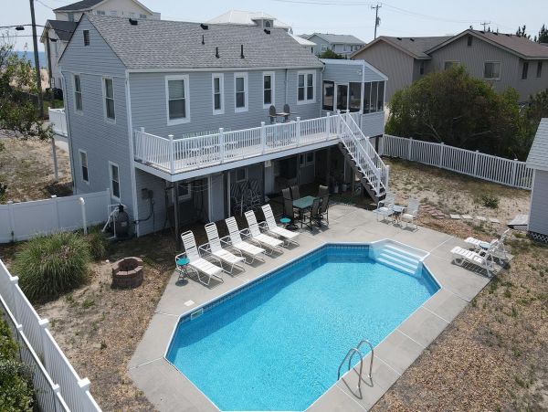 Charming Home with 6 Bedrooms Short Walk to Beach