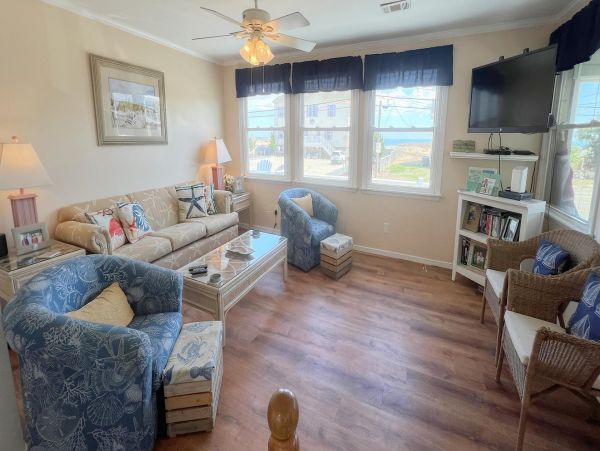 Charming Home with 6 Bedrooms Short Walk to Beach