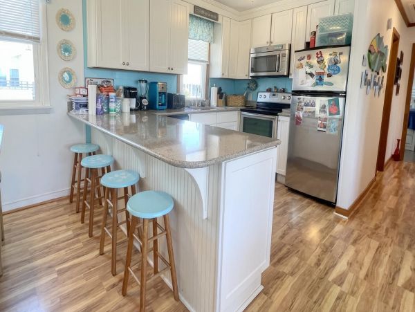 Charming Home with 6 Bedrooms Short Walk to Beach