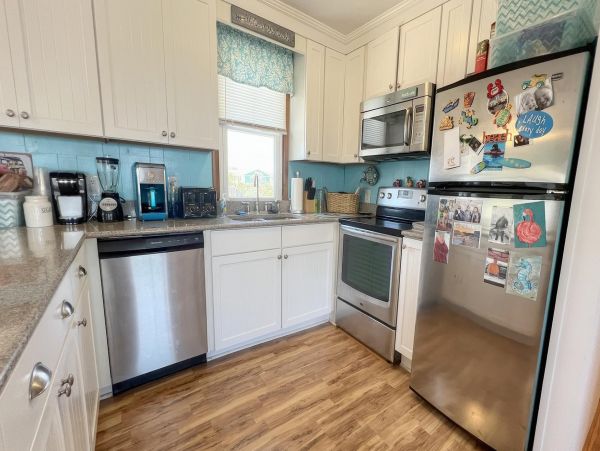Charming Home with 6 Bedrooms Short Walk to Beach