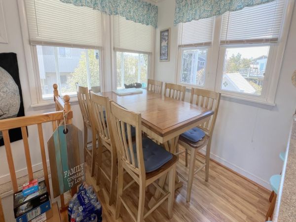 Charming Home with 6 Bedrooms Short Walk to Beach
