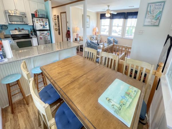 Charming Home with 6 Bedrooms Short Walk to Beach